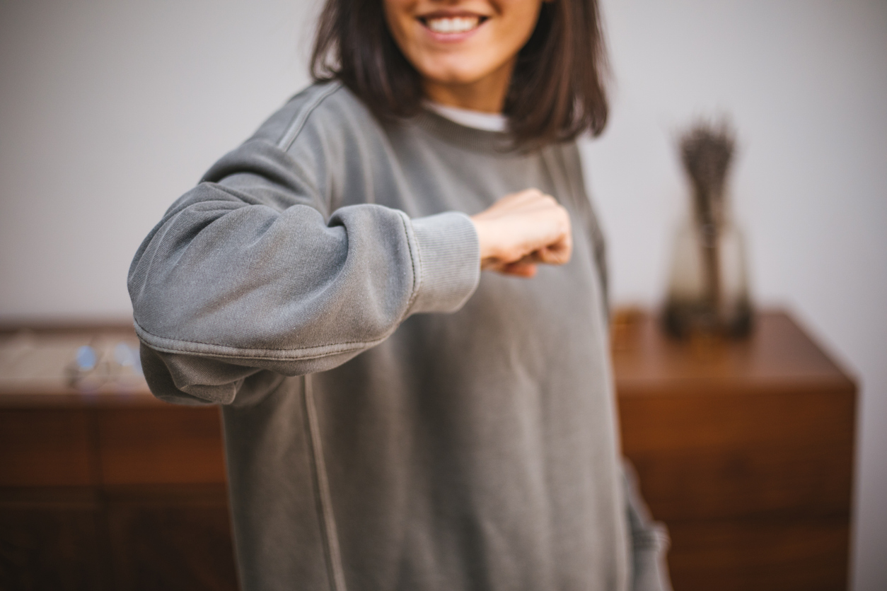 Mujer que lleva una sudadera gris de un tejido que tiende a formar bolitas